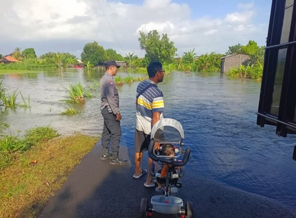 POLSEK DAWAN LAKUKAN PEMANTAUAN DAN PENANGANAN DAMPAK BANJIR DI WILAYAH KECAMATAN DAWAN