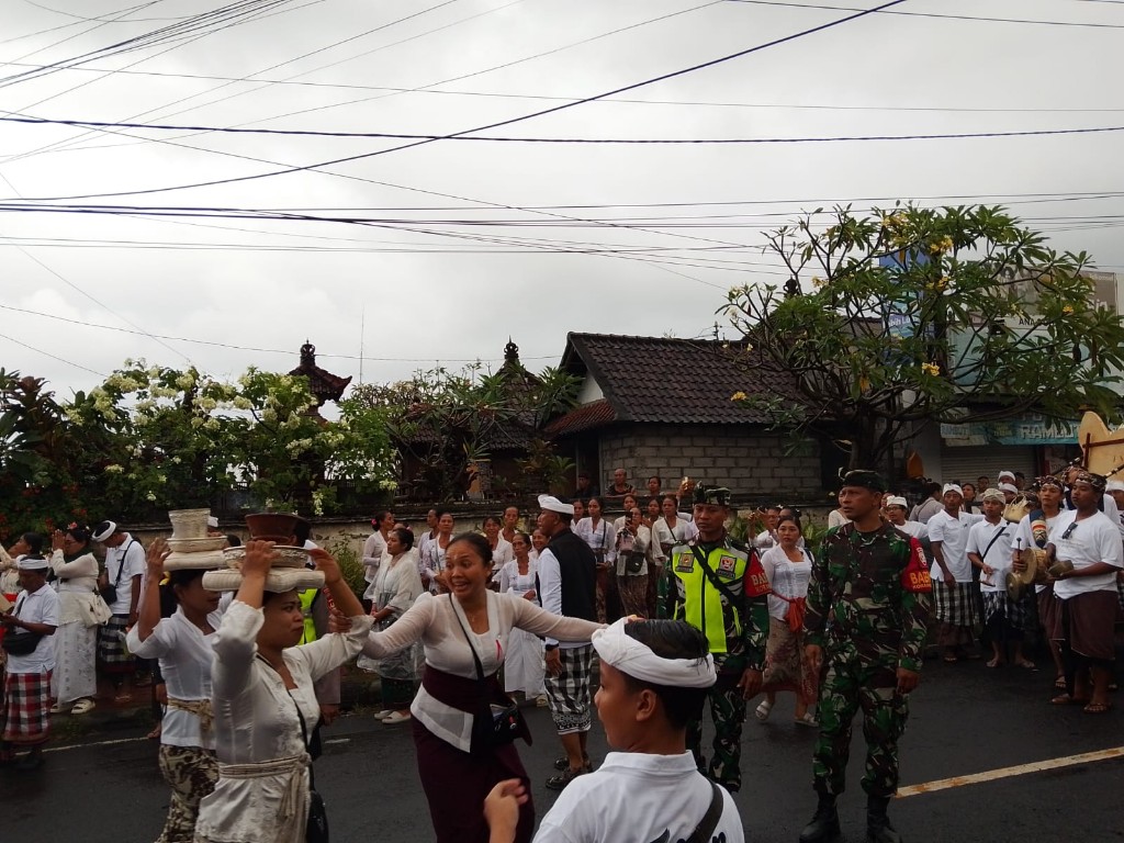 Ribuan Warga Tumpah Ruah Hadiri Upacara Macepuk di Catuspatha...