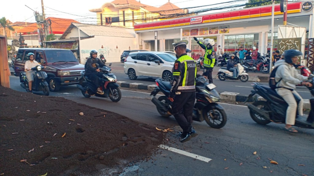 Sigap Tangani Kecelakaan Beruntun di Jalan Bypass IB. Mantra, Personel Lalu Lintas Polsek Dentim Amankan Arus dan Bersihkan Material