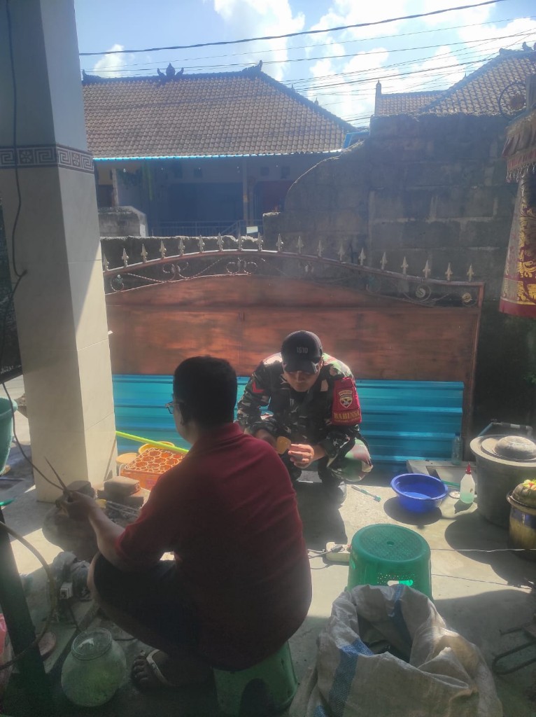 Pacu Dan Dongkrak Potensi UMKM Lokal, Babinsa Kamasan Motivasi Pengerajin Bunga Mas
