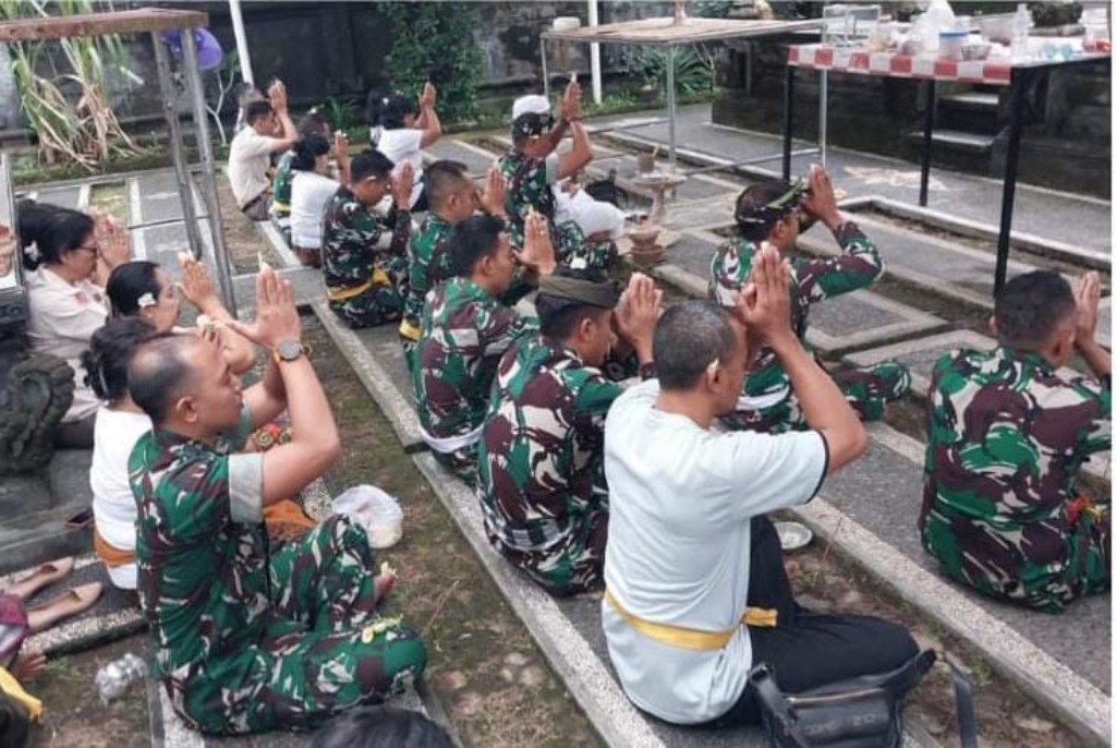Alunan Doa Mengalun di Pura Satya Mahottama,  Umat Hindu Kodim Klungkung Sembahyang Bersama