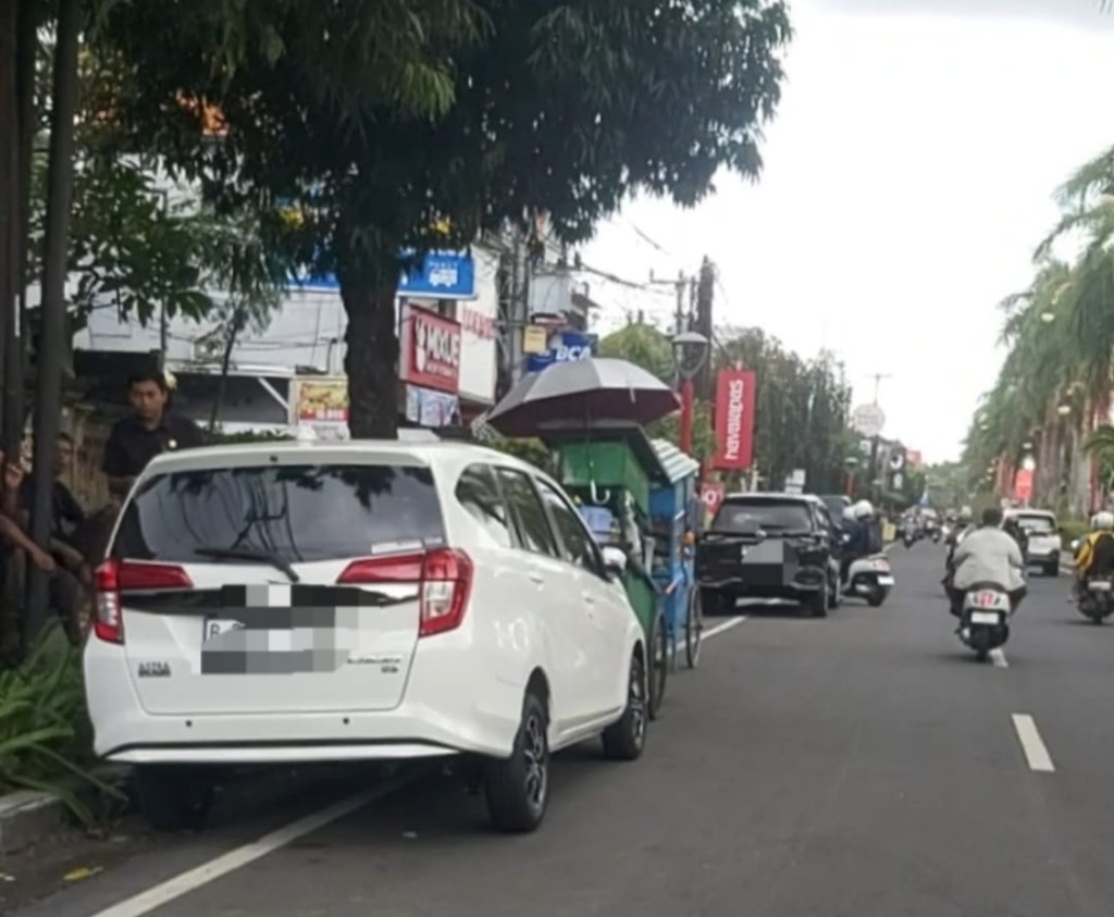 Jalan By Pass Dharma Giri Jadi Areal Parkir Mobil, Picu Kekroditan