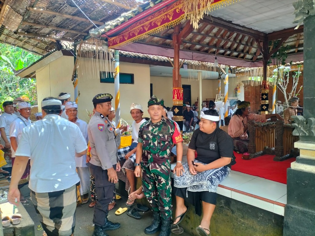 Kuatkan Sinergi Kokohkan Kemanunggalan, Dua Babinsa jajaran Kodim Klungkung Kawal Upacara keagamaan Bersama Bhabinkamtibmas dan Pecalang 