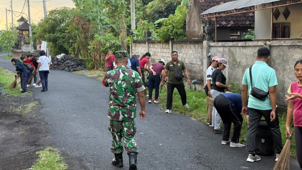 Perangi Sampah, Babinsa Takmung Bersinergi Gelar Jumat Bersih di Dusun Losan
