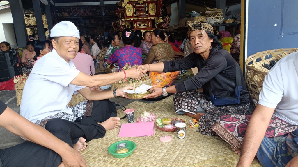 Dikawal Babinsa, Pemdes Kamasan Serahkan Punia  Jelang Ngaben Massal di Banjar Adat Tabanan