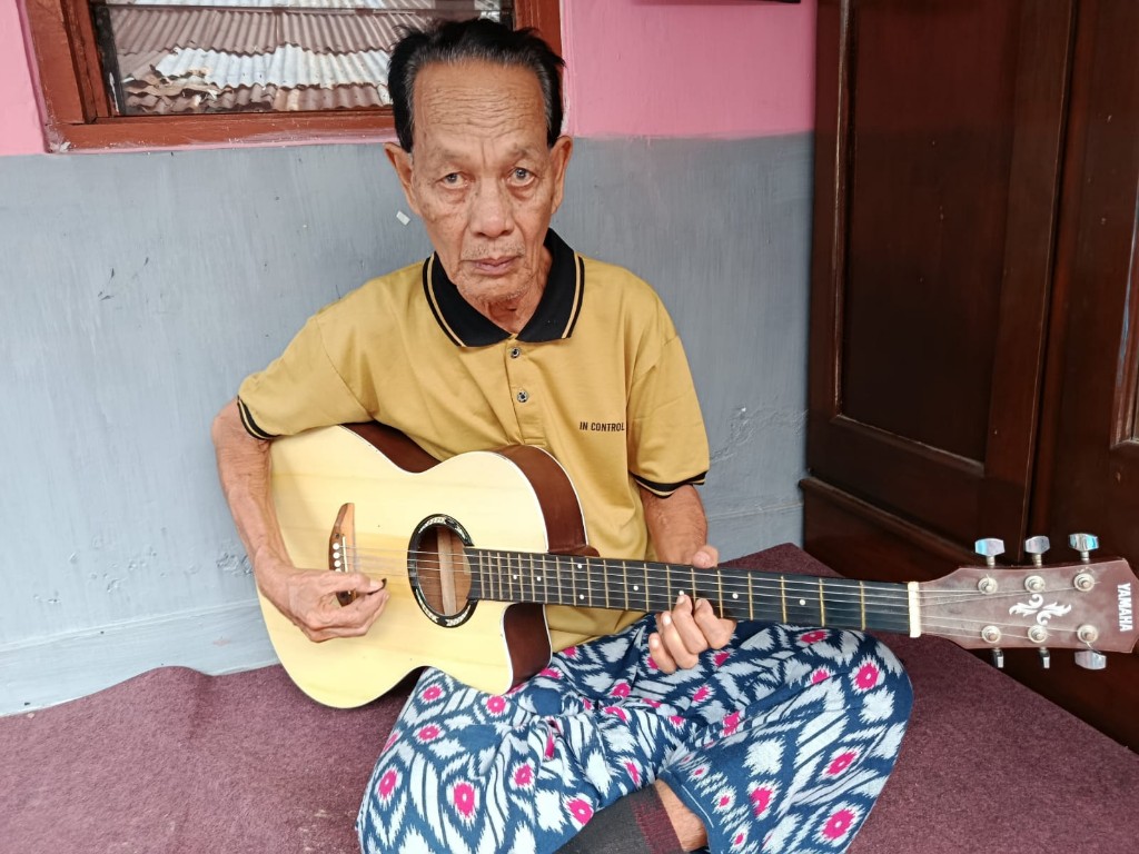 60 dan 70 Tahun SMAN 1 Amlapura dan SMPN 1 Amlapura

KISAH ALUMNI ANGKATAN TAHUN 1960-AN

 ANGKUT BATU JALAN KAKI DARI TUKAD JANGGA KE SEKOLAH, DAN SEKOLAH DI PENGUNGSIAN