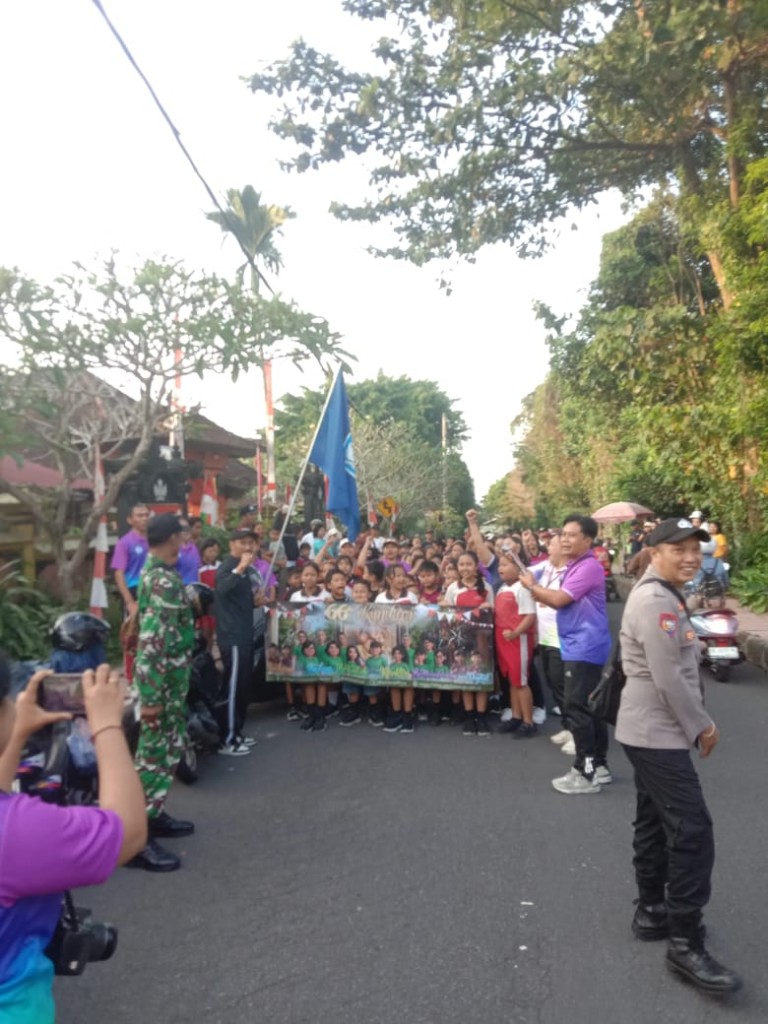 Dikawal Babinsa, Ratusan Pelajar SD Negeri 2 Semarapura Kangin Semangat Ikuti Jalan Santai HUT Ke 66