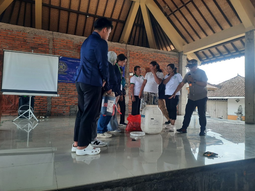 Edukasi Masyarakat Manfaatkan Limbah Organik,  Babinsa Manduang Dampingi KKN Unud Gelar Pelatihan  Produksi Eco Enzym