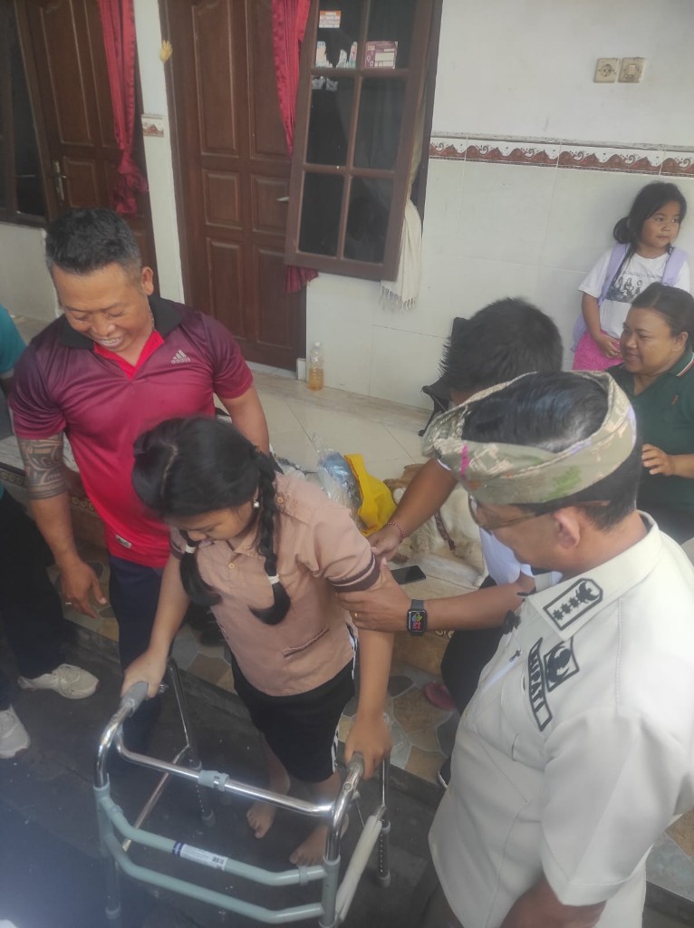 Gelar Pengawalan, Babinsa Kamasan Tegaskan 2 Warga Binaan Penyandang disabilitas Terima Bantuan Kursi Roda Dari Dinas Sosial