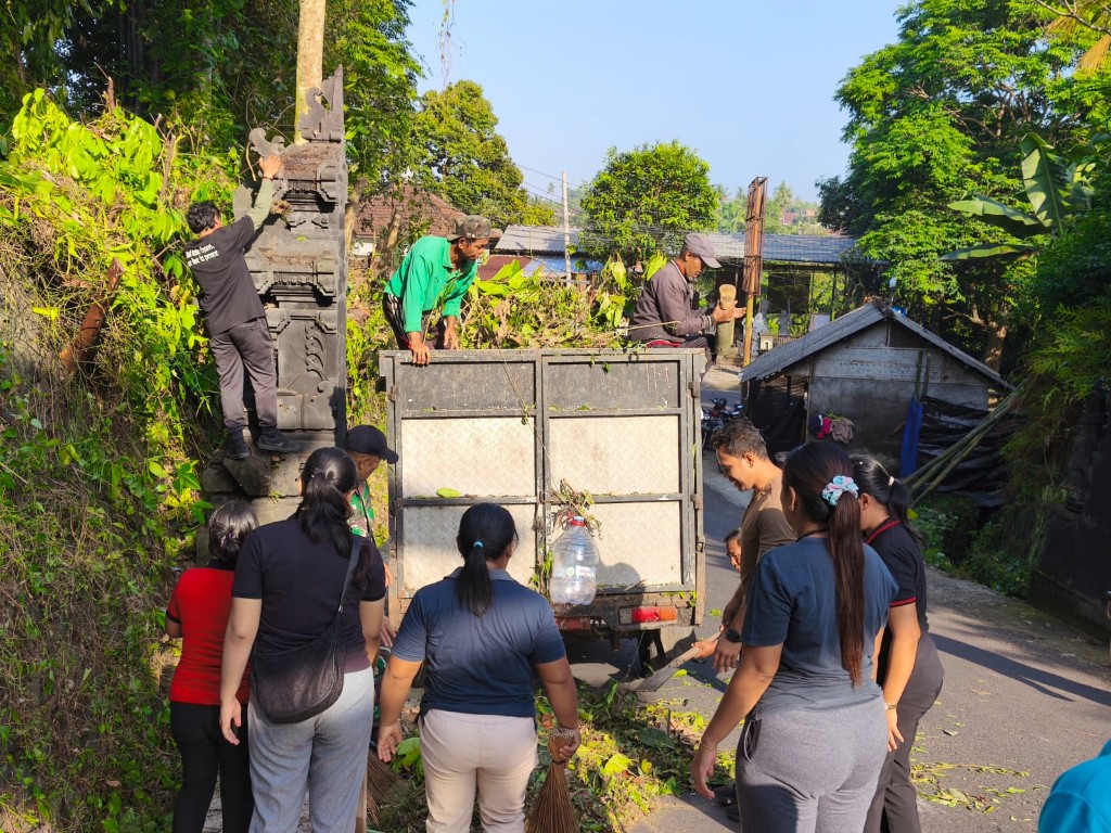 Gotong Royong, Babinsa Tusan dan Aparatur Pemdes Gelar Pemangkasan Pohon dan Semak-Semak