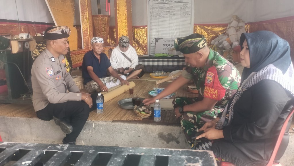 
Serahkan Punia di Upacara Ngaben Massal, Serka Yulianta Tunjukkan Dukungan dan Kepedulian Babinsa Kepada Masyarakat