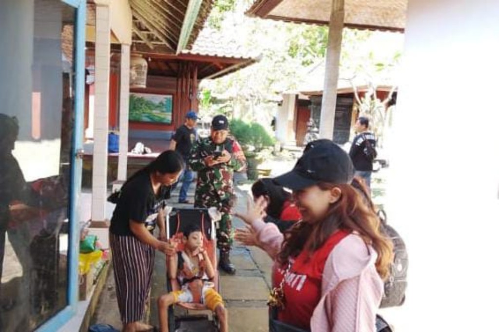 Indahnya Berbagi, Bakti Sosial Kodim Klungkung Bersama  Yayasan Satu Hati Bali Sasar Kaum Lansia dan Disabilitas di Desa Getakan