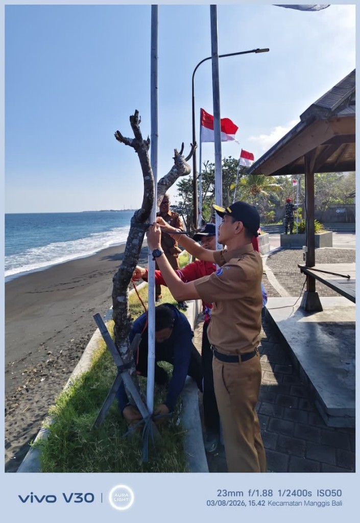 Kapolsek Dawan Dampingi Wakil Bupati Klungkung Pimpin Gerakan Pemasangan Bendera Merah Putih.
