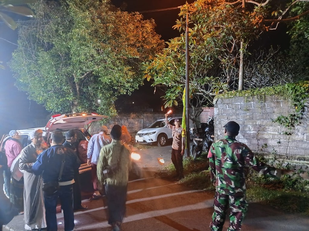 
Pastikan Keamanan dan Kondusifitas, Babinsa Semarapura Tengah Kawal Pengajian Jalsatul Itsnain Majelis Sunnatur Rasul