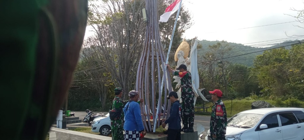 Semarak HUT Kemerdekaan RI Ke 81, Pemkab Klungkung Bersama TNI- Polri Gelar Pemasangan Bendera Merah Putih di Rest Area Goa Lawah