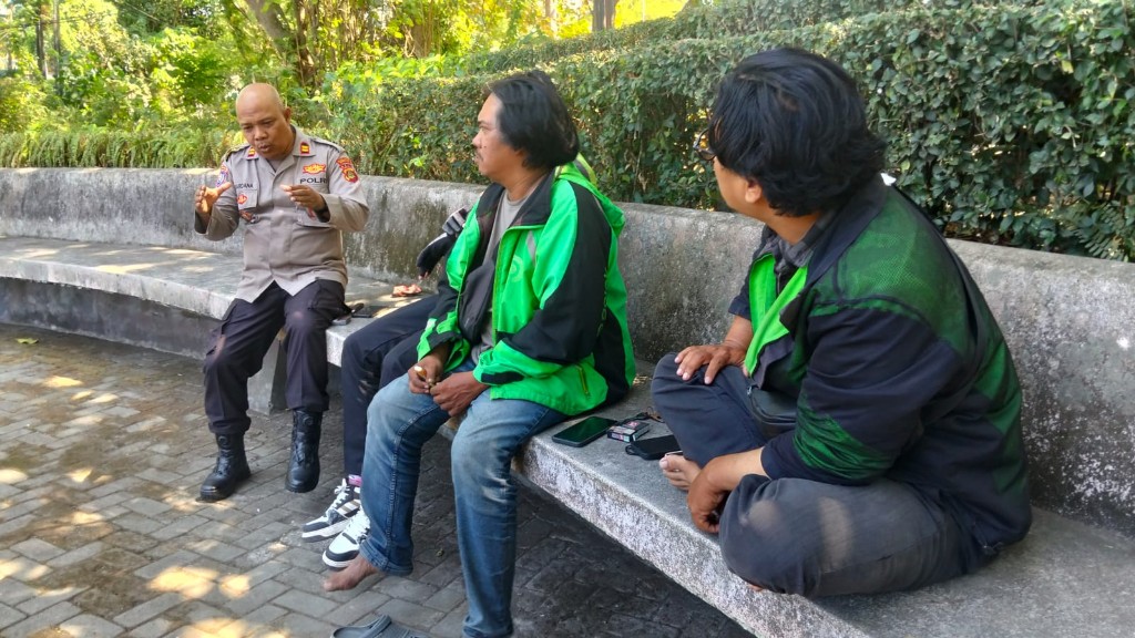Ngopi Kamtibmas Bersama Pengemudi Ojol, Sat Binmas Polres Jembrana Perkuat Kolaborasi Jaga Keamanan Masyarakat