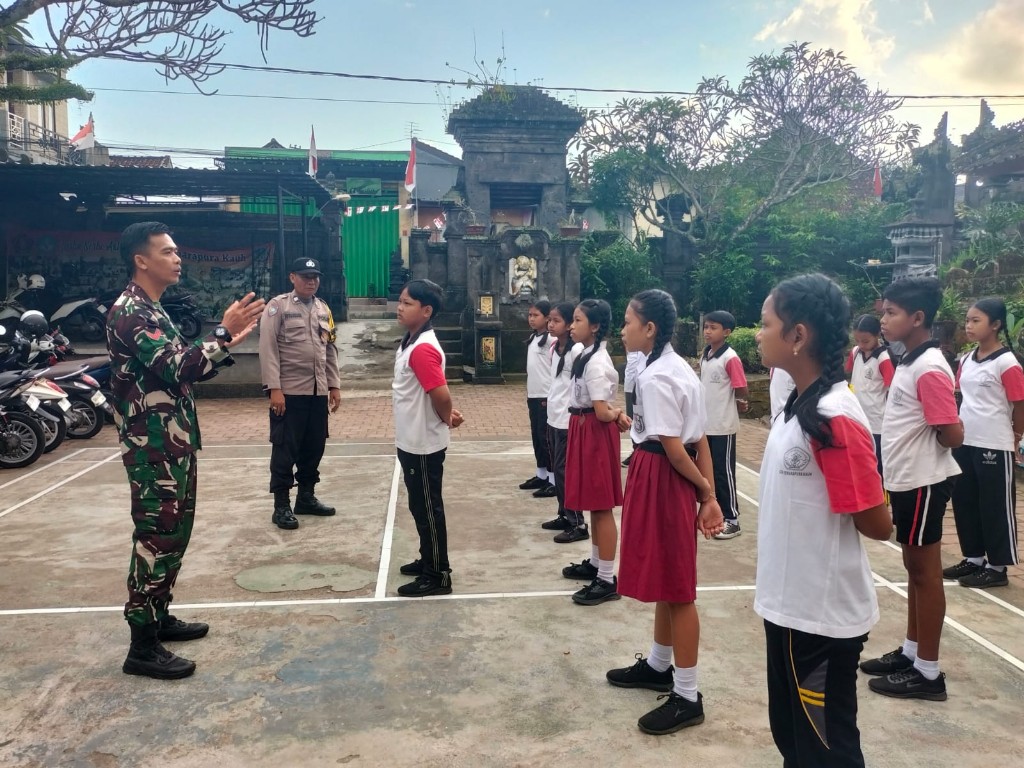 Go To School, Koptu Wayan Sutamaya Latih Siswa Siswi SDN Semarapura Kauh Gerak Jalan Indah