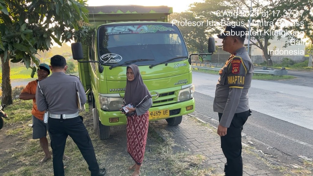 Respons Cepat Laporan Call Center 110, Polres Klungkung Sigap Tangani Laka Lantas di Jalan Baypass Ida Bagus Mantra