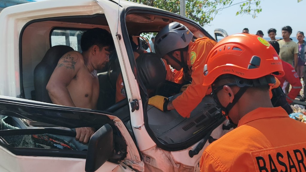 SATU ORANG PENGEMUDI BERHASIL DIEVAKUASI DALAM KONDISI SELAMAT PADA KECELAKAAN DUA TRUK DI GEROKGAK