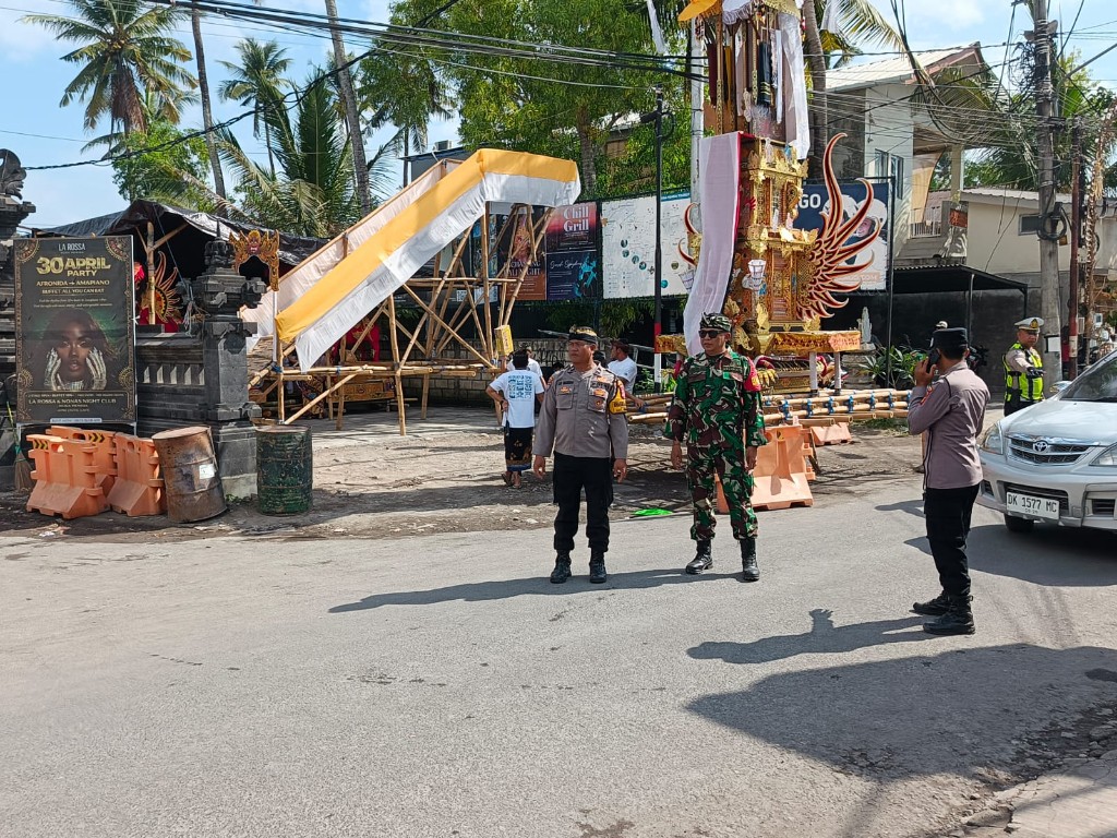 TNI Dukung Kelestarian Tradisi, Adat dan Budaya Lokal, Babinsa Ped Turun Langsung Kawal Mepeed Upacara Ngaben Massal Banjar Nyuh Kukuh

