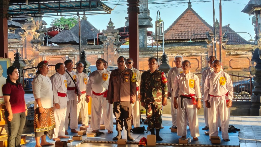 
HUT Ke 52 Perisai Diri Cabang Klungkung, Babinsa Tihingan Tekankan Kekompakan dan Kemajuan Pencak Silat Melalui Prestasi
