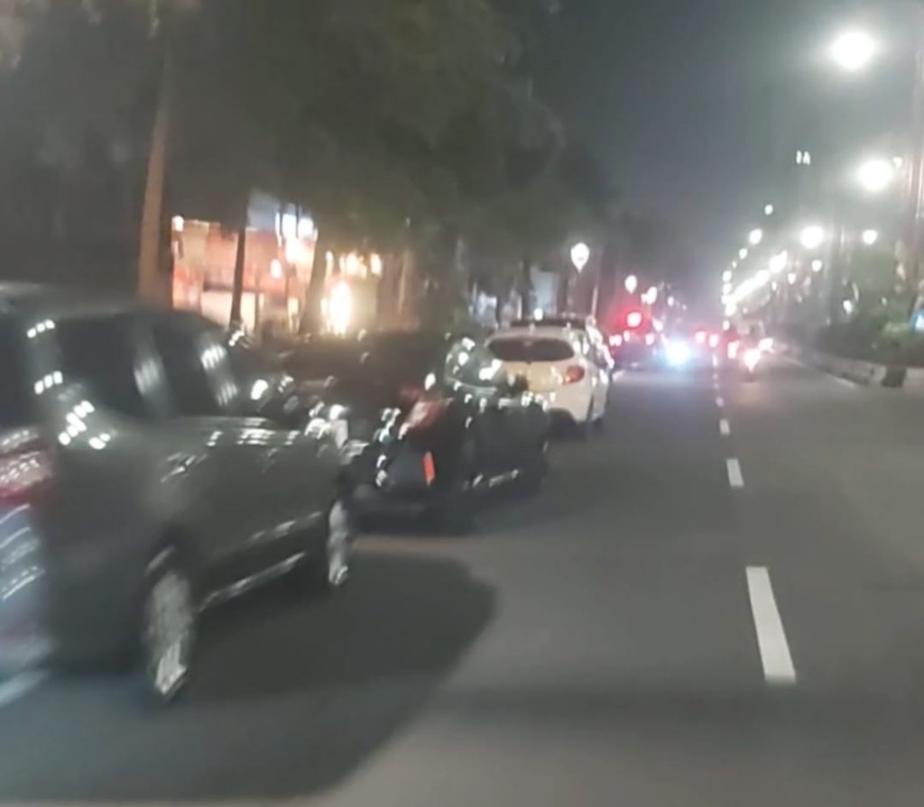 Parkir  Mobil di Bypass Dharma Giri, Gianyar, Nihil Pengawasan