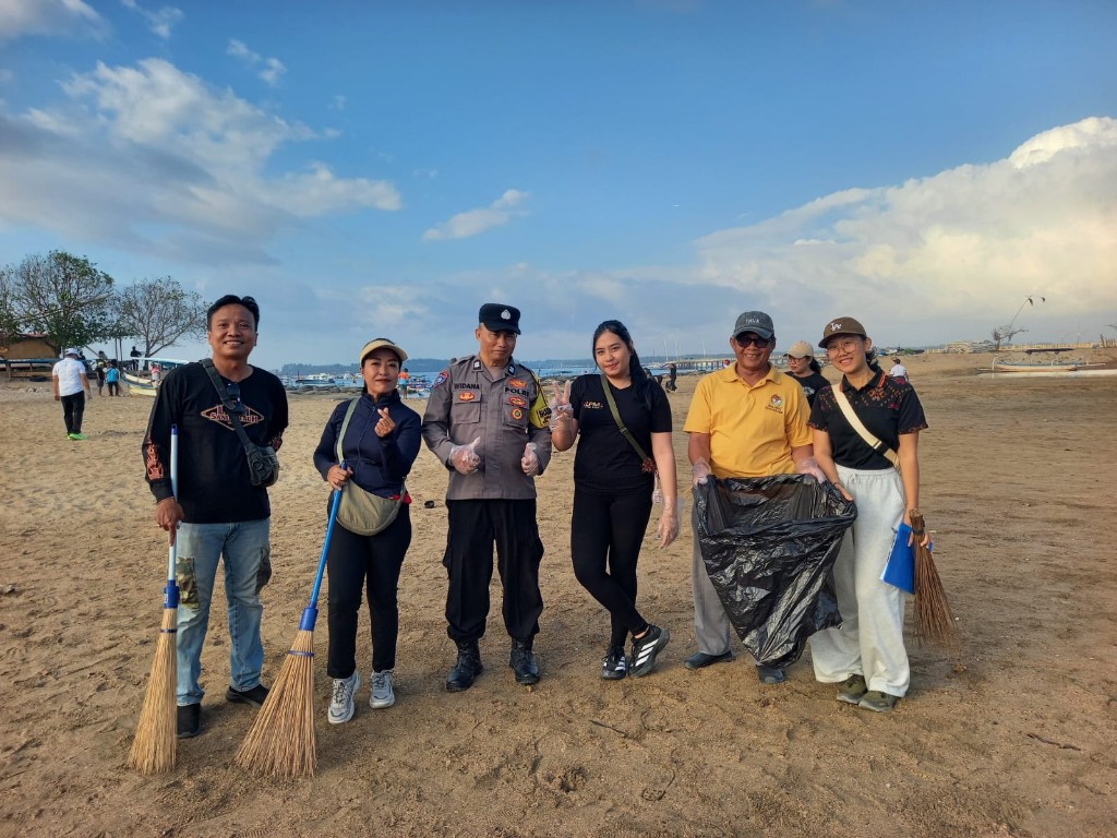 BHABINKAMTMAS DESA SANUR KAUH DUKUNG GOTONG ROYONG KEBERSIHAN DI...