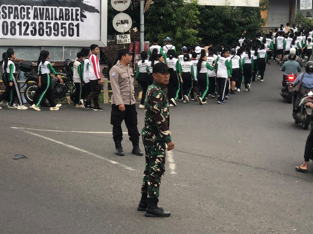 
Dikawal Babinsa, SMKN 1 Klungkung Gelar Jalan Santai Meriahkan HUT Ke 57 