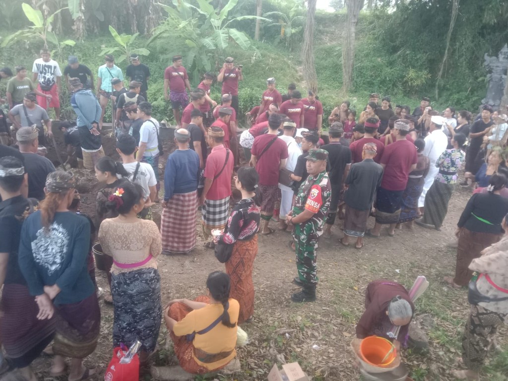 Ngebet Sawe Rangkaian Upacara Ngaben Massal Desa Adat Lepang