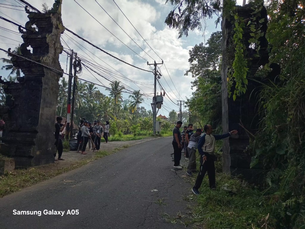 Kerja Bakti, Babinsa Tohpati Gelorakan Semangat Peduli kebersihan Lingkungan