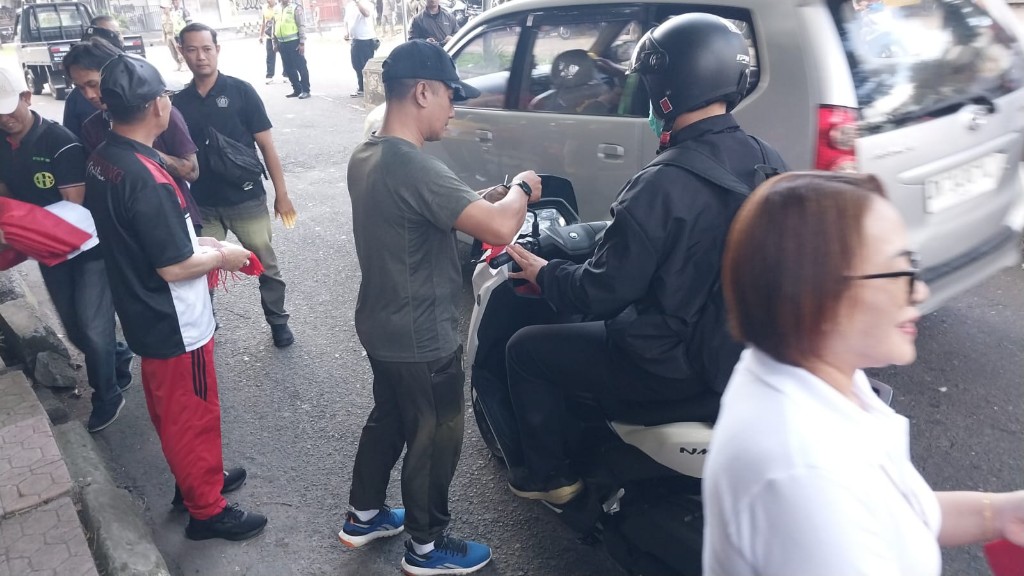 Dampingi Bupati Satria Bagikan Bendera Merah Putih, Danramil Klungkung Ajak Masyarakat Merah Putihkan Bumi Mahottama