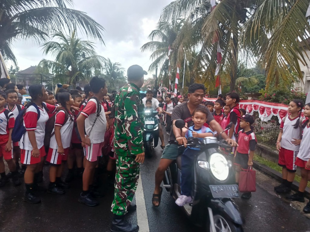 Sinergi TNI Dukung Generasi Muda, Sertu Putu Agus Pastikan jalan Santai HUT Ke 37 Karang Taruna Desa Paksebali Aman dan Lancar