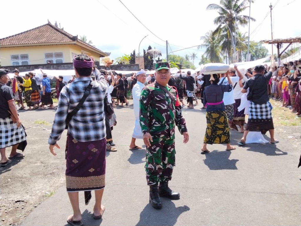 Ngaben Massal 15 Sawe, Babinsa Getakan Turun Langsung  Beri pengawalan Ketat
