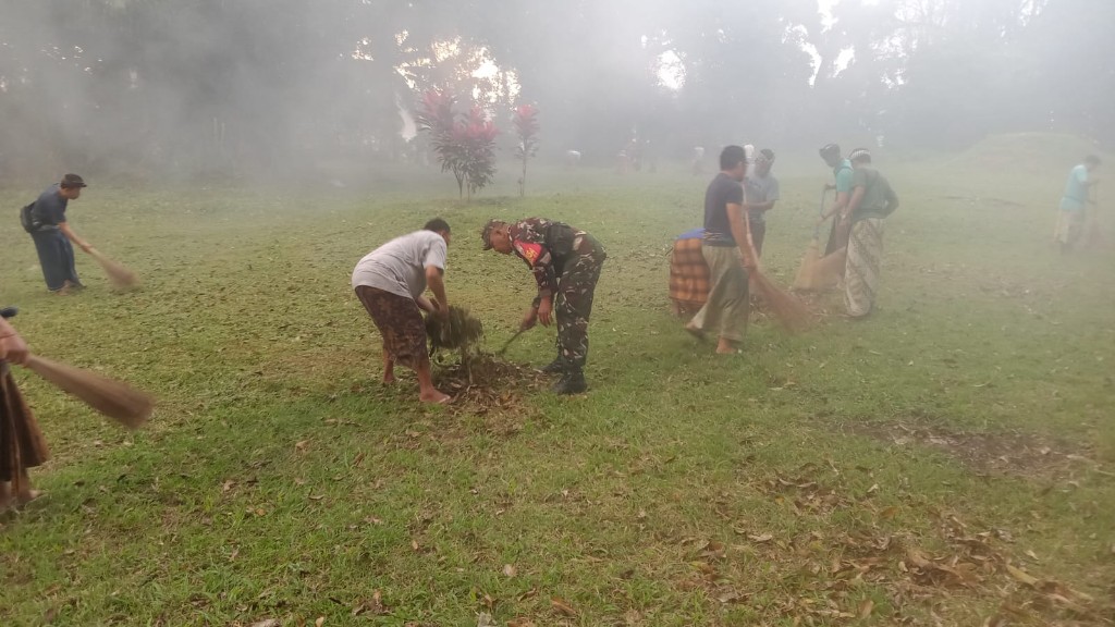 TNI dan Masyarakat di Desa Tegak Bersihkan Kuburan Jelang Upacara Ngaben Massal

