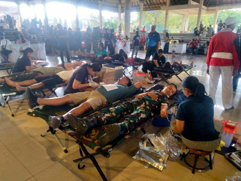 Misi Kemanusiaan di Akhir Pekan, Letkol Sidik Pramono Kerahkan Prajurit Donor Darah HUT ke 57 PT BPR Tri Darma Putri