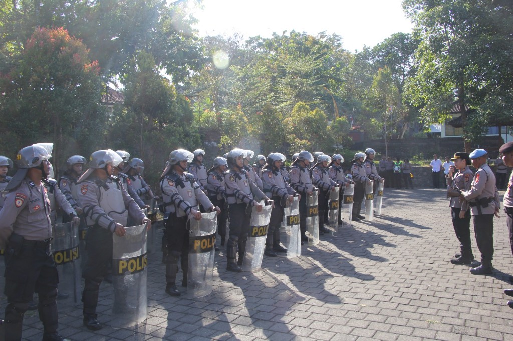 Kapolres Jembrana Cek Kesiapan Almatsus dan Simulasi Taktis Dalmas, Pastikan Personel Siap Hadapi Situasi Kontinjensi