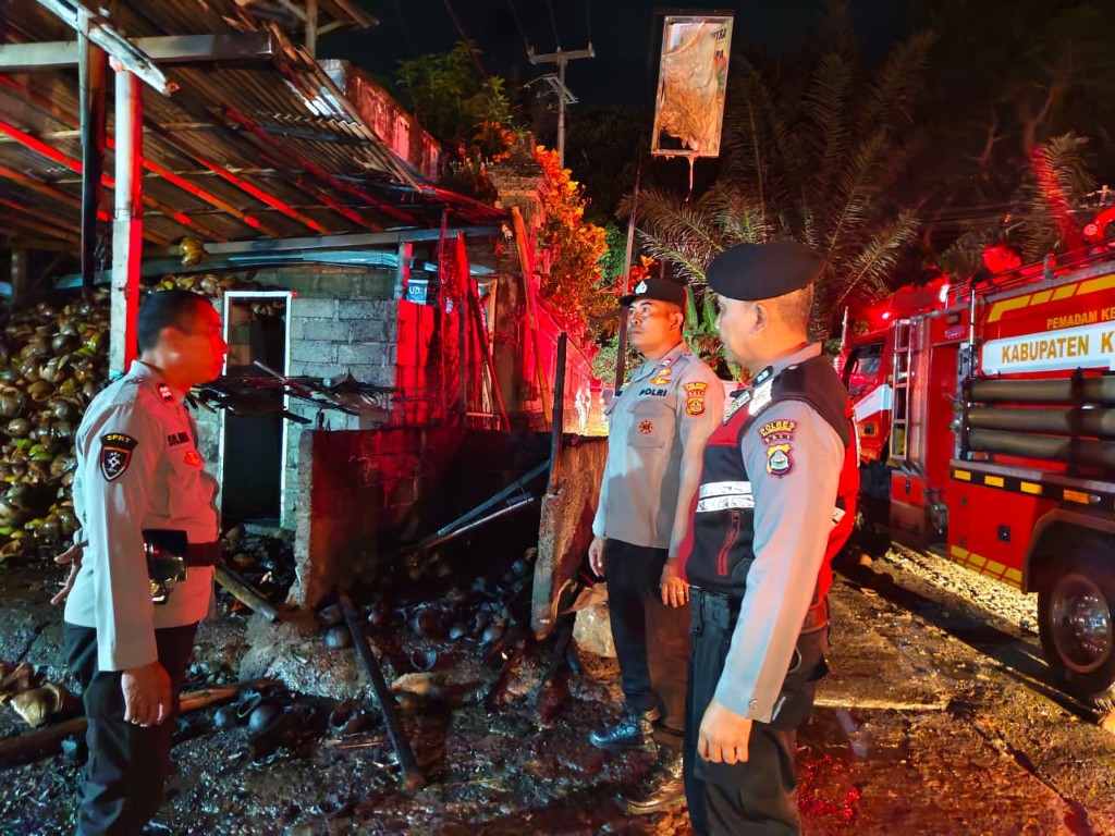 Kebakaran Sabut Kelapa di Gunaksa, Api Berhasil Dipadamkan.