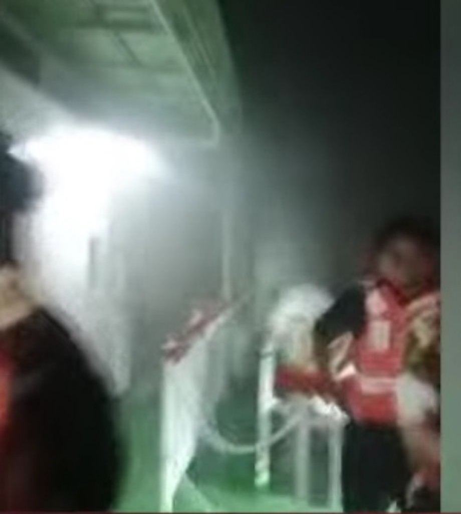 Putri Yasmin Terbakar di Perairan Bali, Penumpang Dievakuasi
