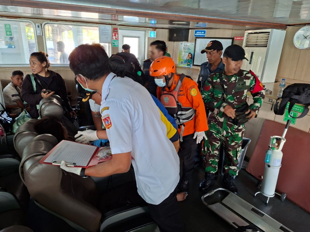 Evakuasi Korban Kapal Penumpang Terbakar di Selat Lombok Masih...