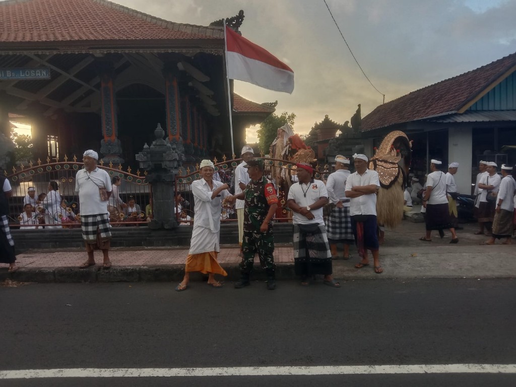 Babinsa Takmung Kawal Upacara Keagamaan