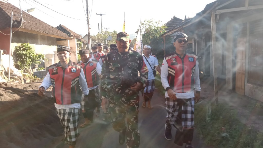 Amankan  Mepeed, Babinsa Akah Sebut Kebersamaan Dalam Balutan Tradisi 