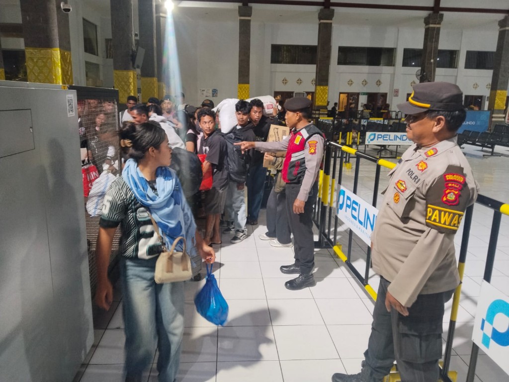 Polsek Kawasan Pelabuhan Benoa Lakukan Pemantauan Kedatangan Kapal Penumpang KM Binaiya