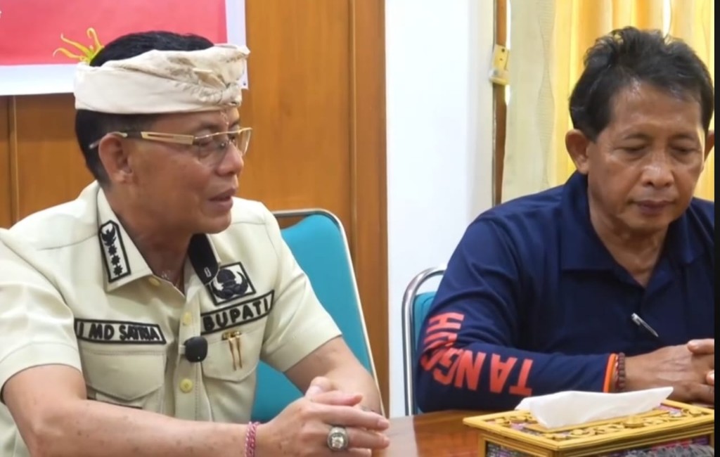 Bupati Satria Serahkan Bantuan Sosial, Respon Cepat Terhadap Musibah
