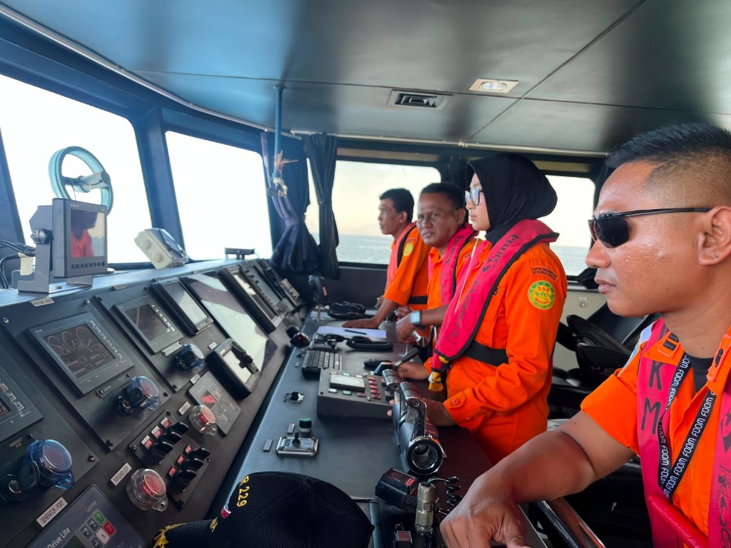 Pencarian korban KMP Putri Yasmin Berlanjut.

Tim sar gabungan sisir area Barat Daya 