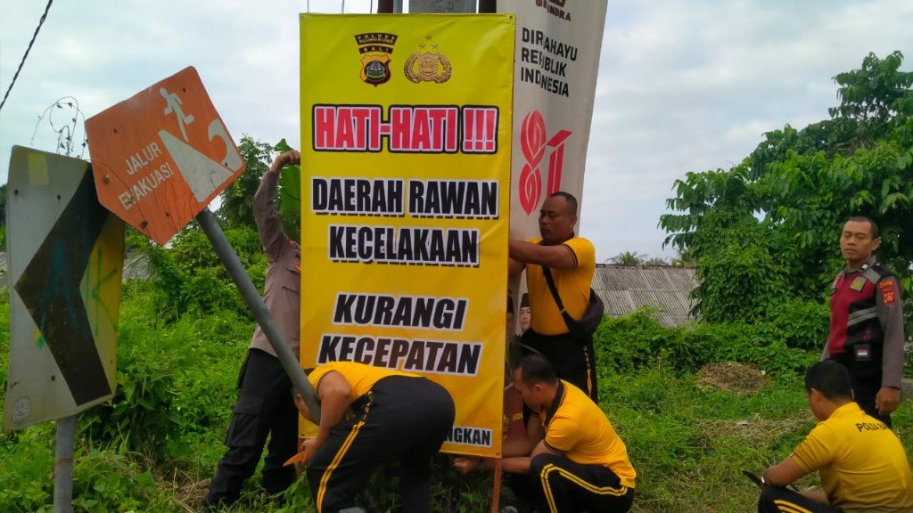 Cegah Kecelakaan, Polsek Banjarangkan Pasang Banner di Empat Titik Rawan.