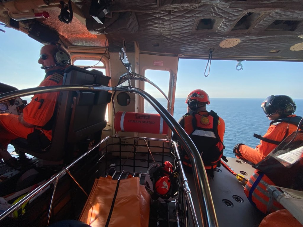 Pencarian korban kapal terbakar di selat lombok, tim SAR kerahkan tiga kapal dan satu helikopter.

pencarian memasuki hari ketiga