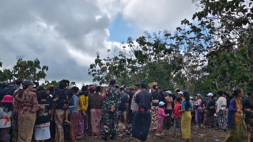 Ngebet tulang, rangkaian ngaben masal di Batukandik 