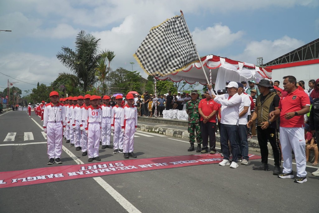 Bupati Sedana Arta Lepas Lomba Gerak Jalan SD Se-Kecamatan Bangli Semarakkan HUT RI ke-81