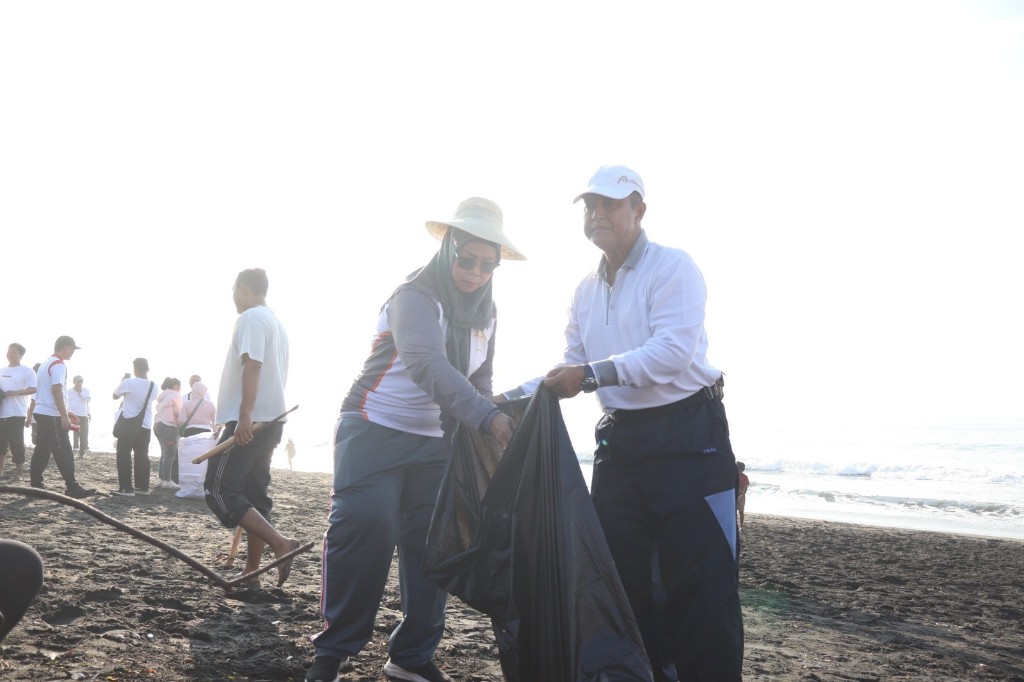  Kemenkum Bali  pedulian Lingkungan melalui Aksi Bersih Pantai