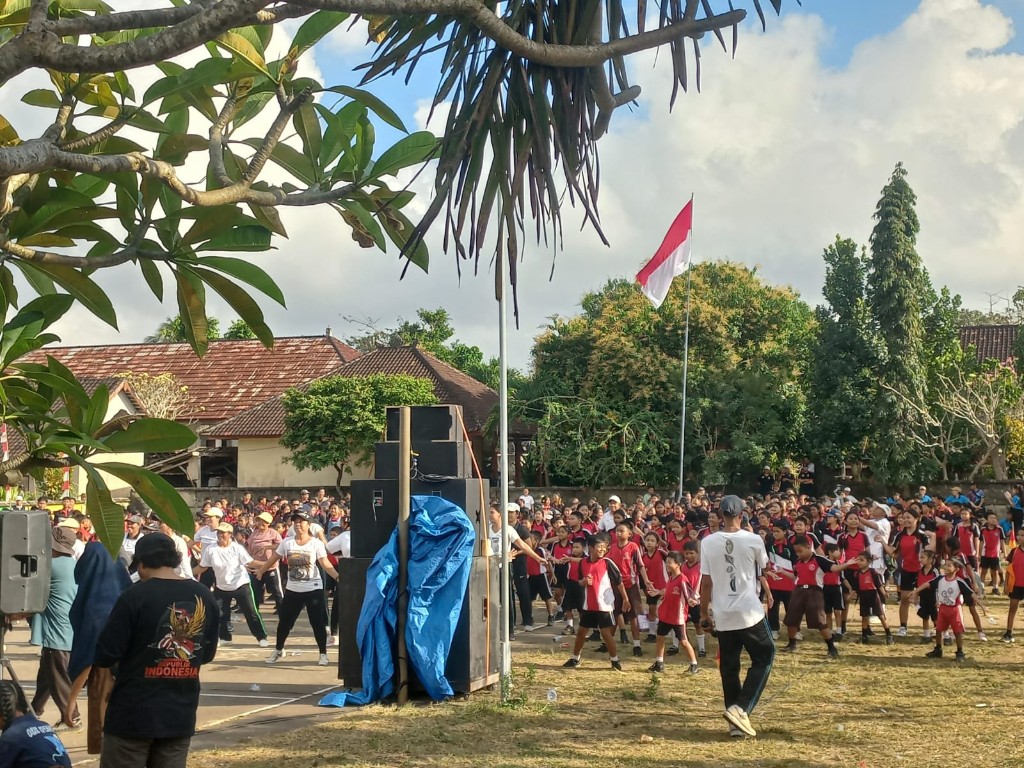 Ratusan Peserta Meriahkan Jalan Santai HUT Ke 81 RI, Babinsa Batumadeg Turun Tangan Beri Pengawalan dan Pengamanan